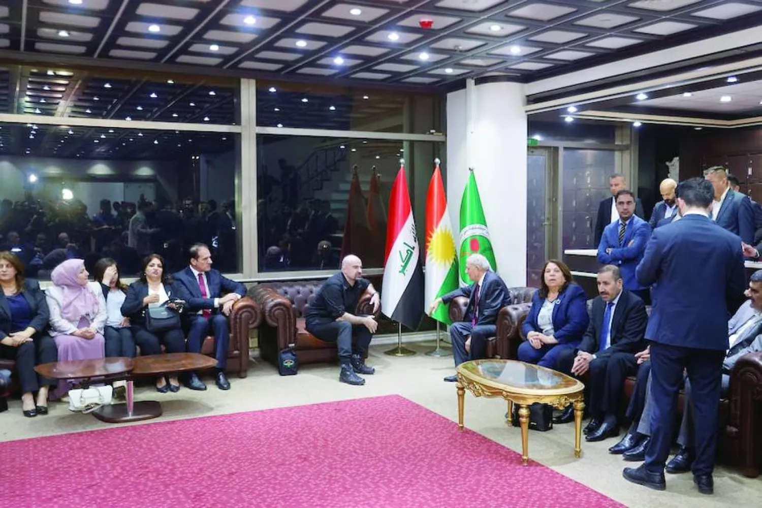 الرئيس العراقي عبد اللطيف رشيد (يمين الوسط) يتحدث مع بافل طالباني في مقر البرلمان ببغداد (رويترز)