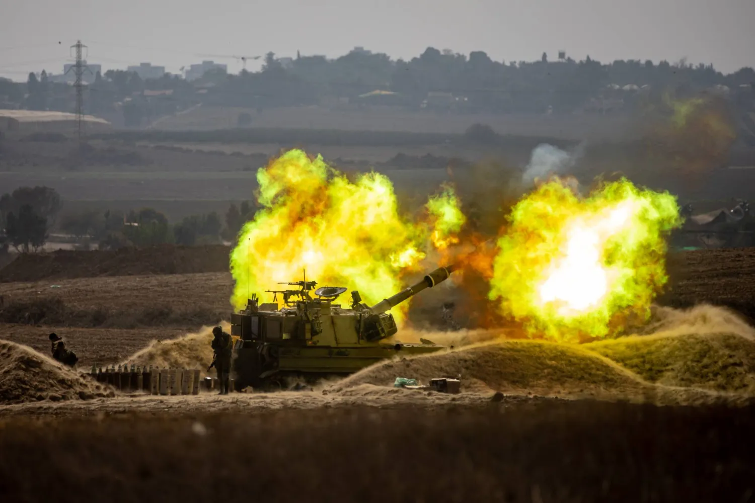 وحدة مدفعية إسرائيلية تقصف منطقة على طول الحدود مع غزة - 11 أكتوبر2023 (إ.ب.أ)