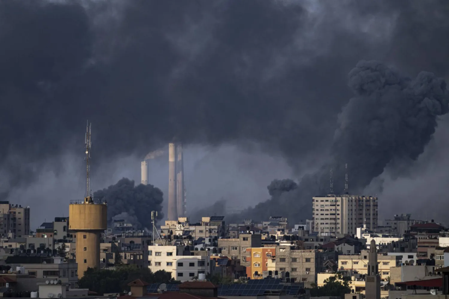 دخان يتصاعد من أبنية بعد قصف إسرائيلي لحي في مدينة غزة الأربعاء (أ.ب)