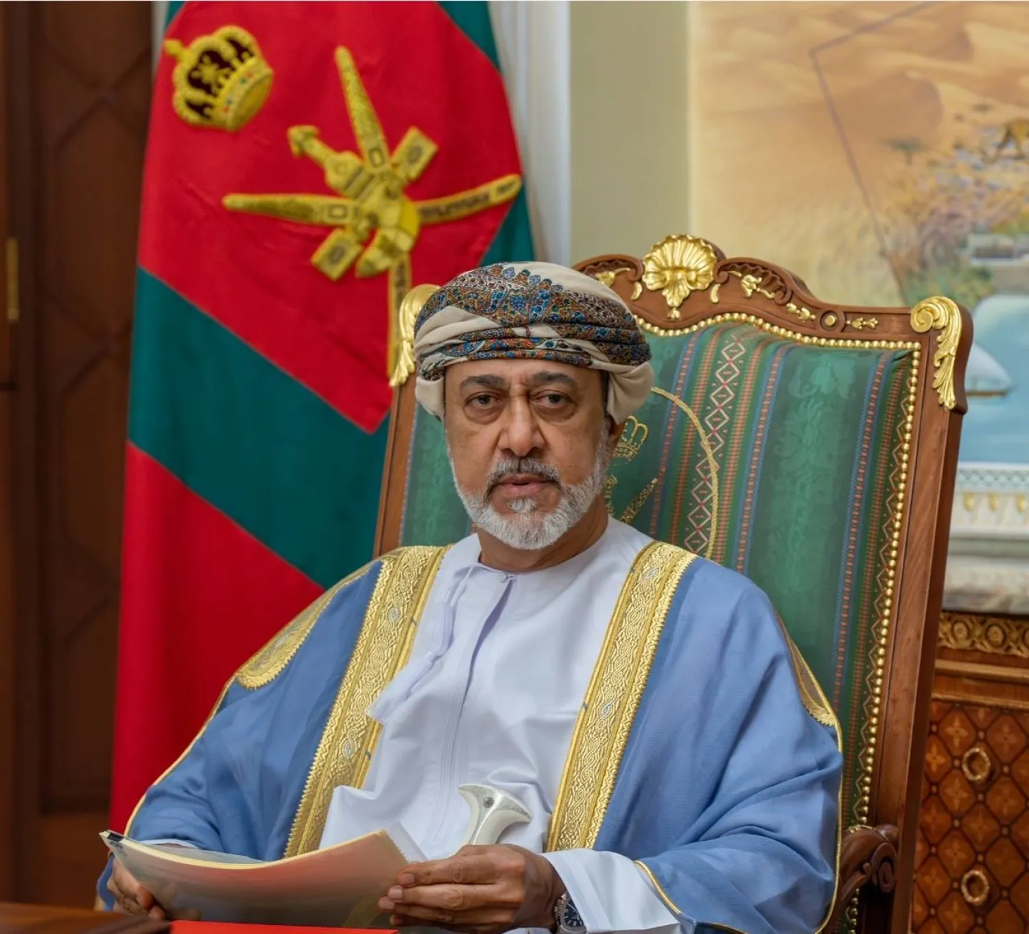 السلطان هيثم بن طارق خلال اجتماع لمجلس الوزراء (العمانية)