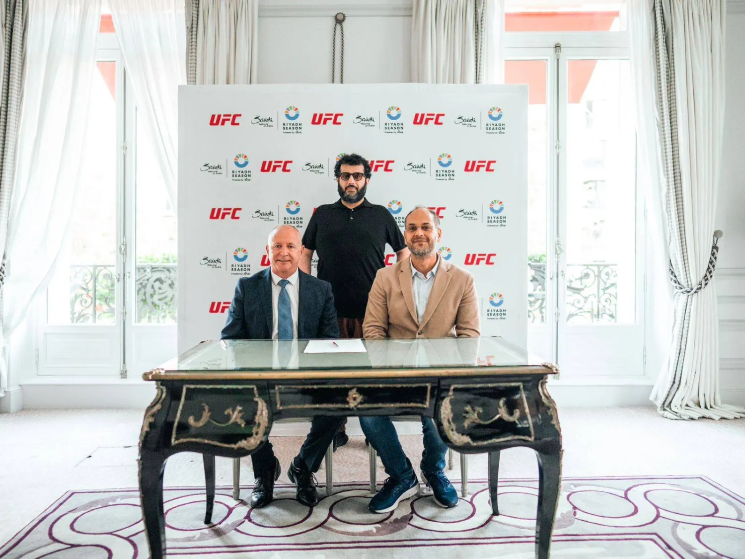 جانب من مراسم توقيع اتفاقية تعاون مع "يو إف سي" لفنون القتال المختلطة بحضور المستشار تركي آل الشيخ والسيد ديف لويس (الشرق الأوسط)