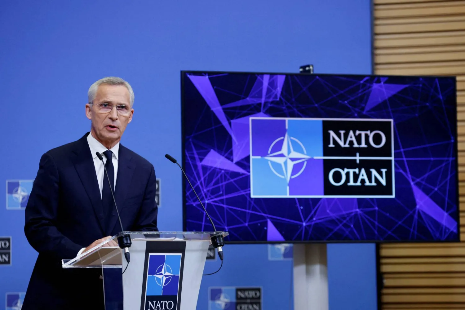 الأمين العام لحلف شمال الأطلسي ينس ستولتنبرغ يتحدث خلال مؤتمر صحافي خلال اجتماع وزراء دفاع الناتو في مقر الحلف في بروكسل ببلجيكا في 11 أكتوبر 2023 (رويترز)
