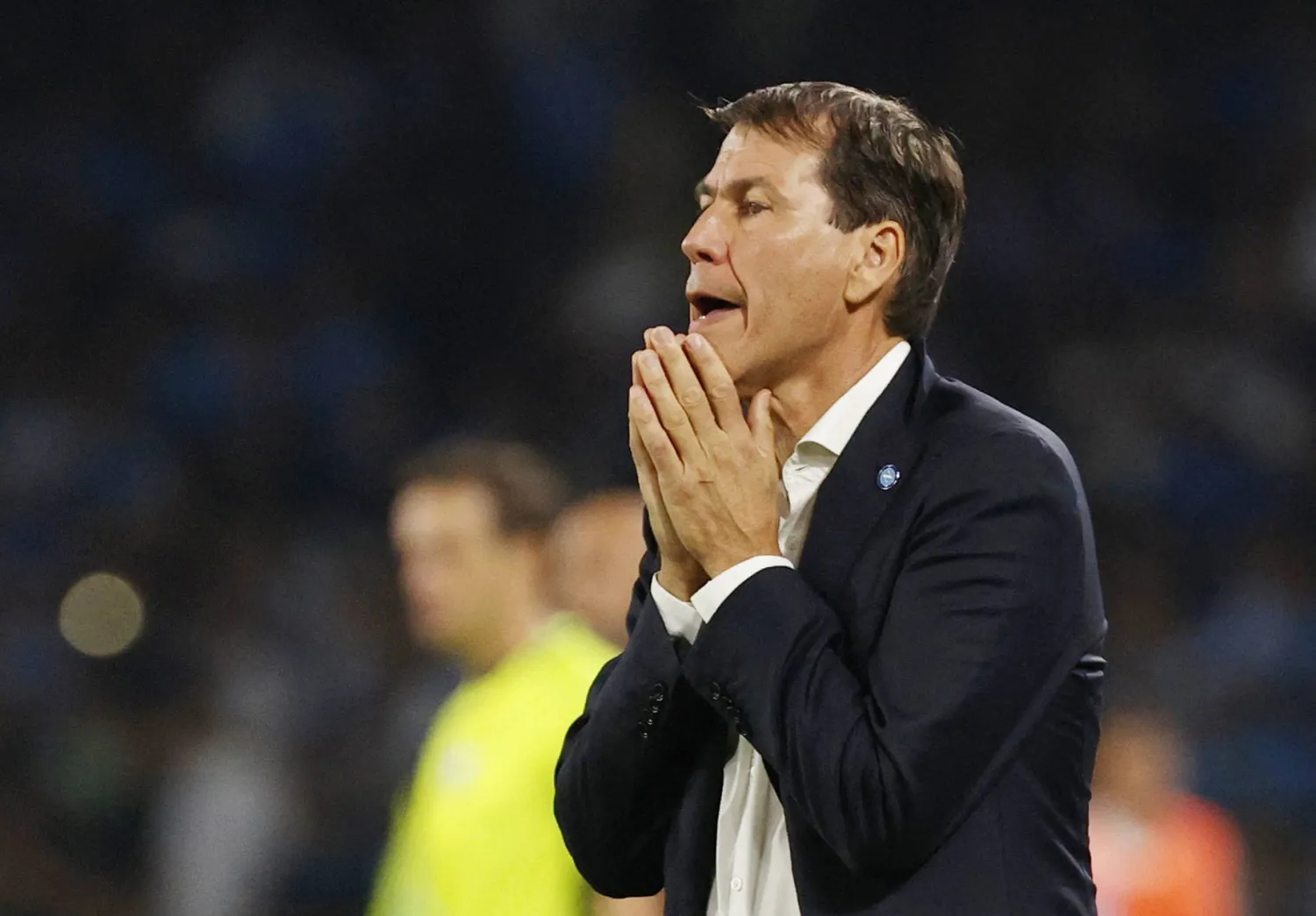 حسرة رودي غارسيا مدرب نابولي خلال مواجهة فيورنتينا في الدوري الإيطالي (رويترز)