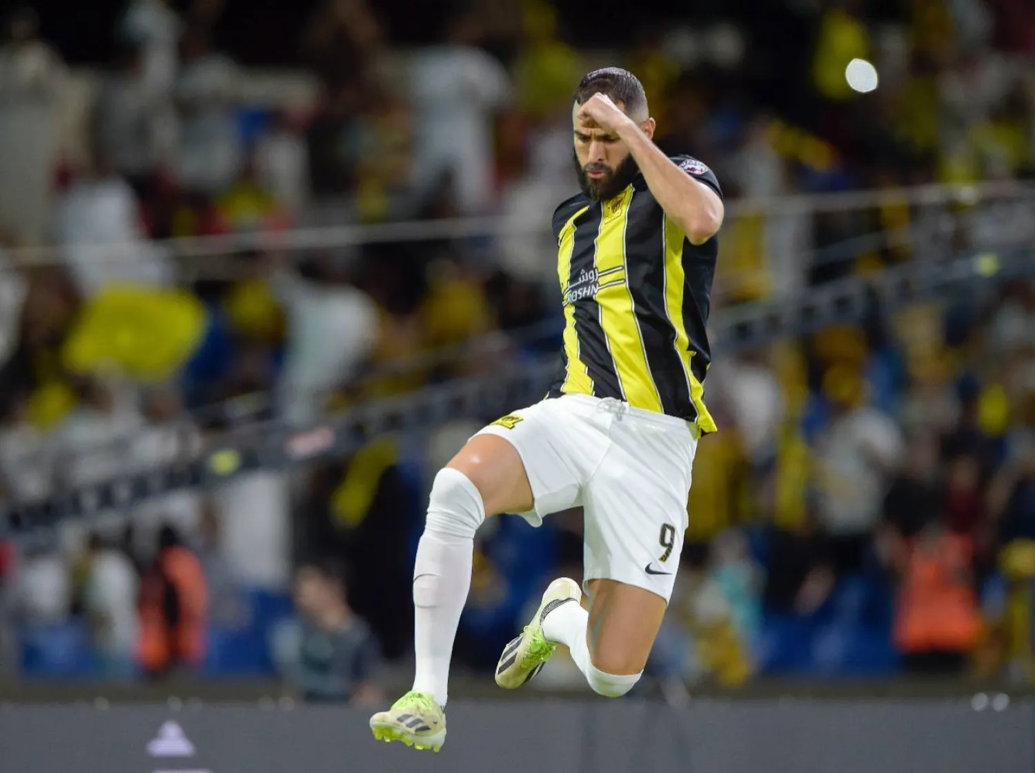 كريم بنزيمة فرحاً بأحد أهدافه مع فريق الاتحاد السعودي (الشرق الأوسط)