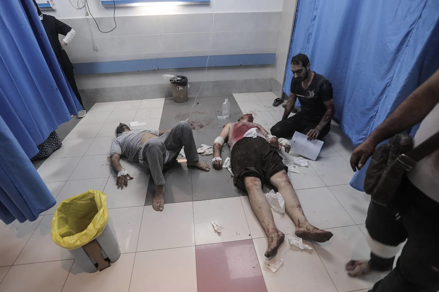 Yaralı Filistinliler Gazze'deki Şifa Hastanesi'nde yerde yatıyor ( EPA)