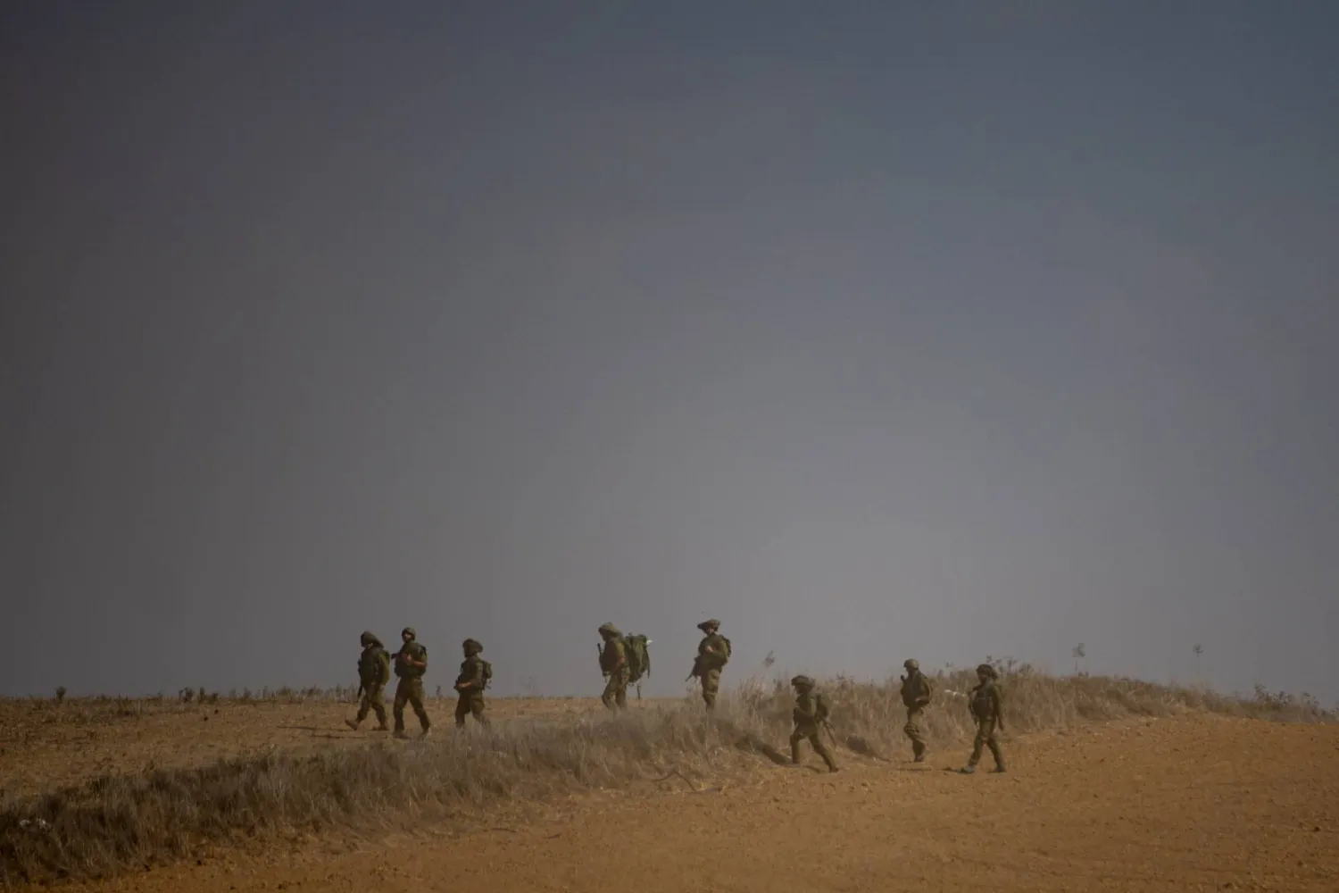 دورية راجلة للجيش الإسرائيلي عند الحدود مع قطاع غزة (إ.ب.أ)