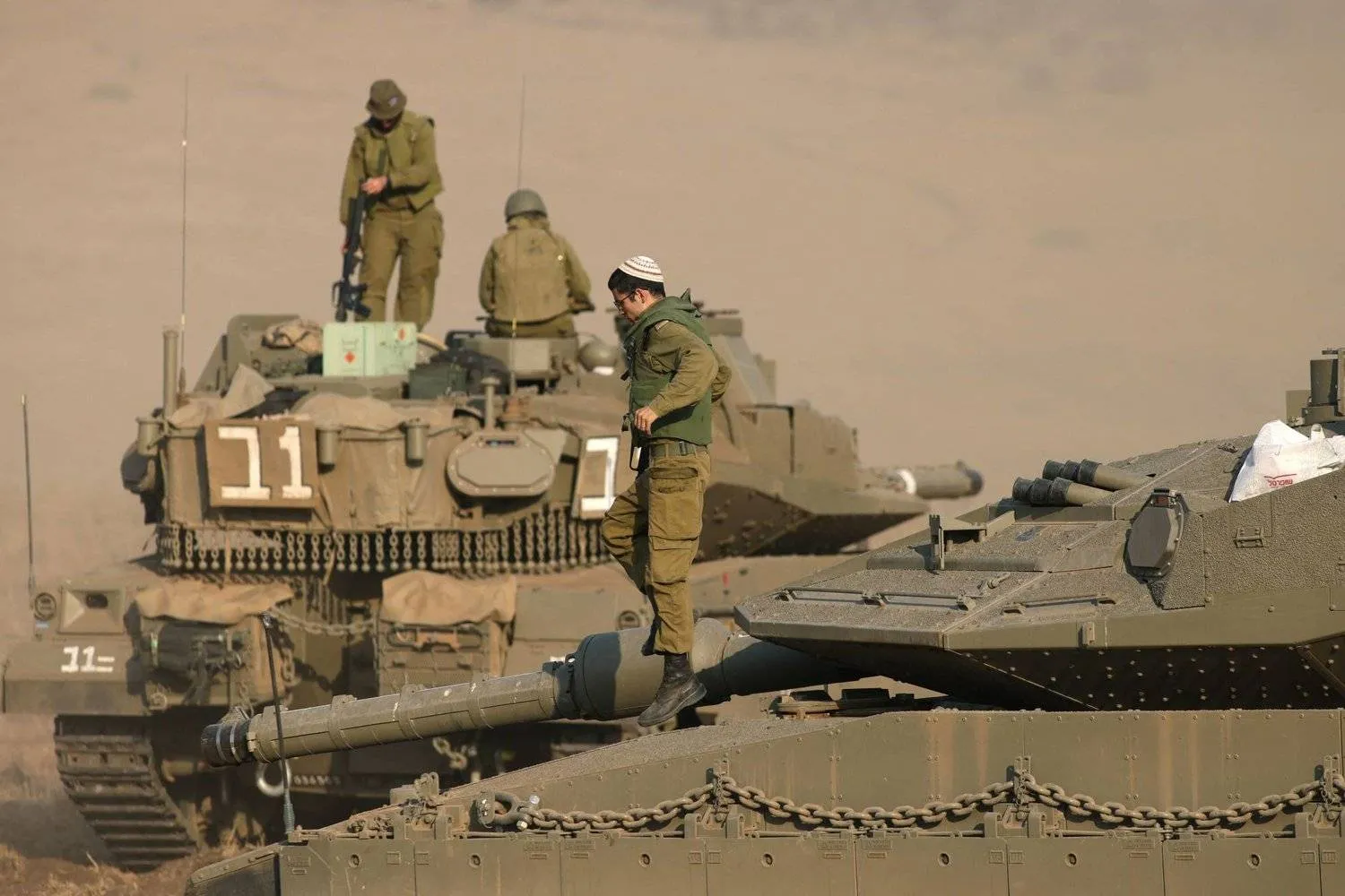 Israeli soldiers near the Lebanese border (AFP)