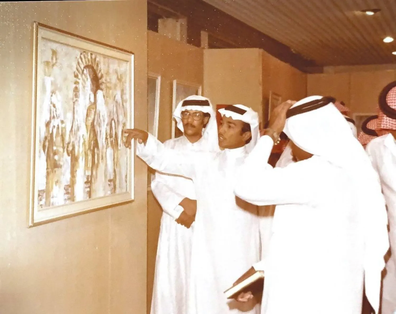 عبد الرحمن السليمان أمام أحد أعماله المُنجَز عام 1981 (حساب الفنان)