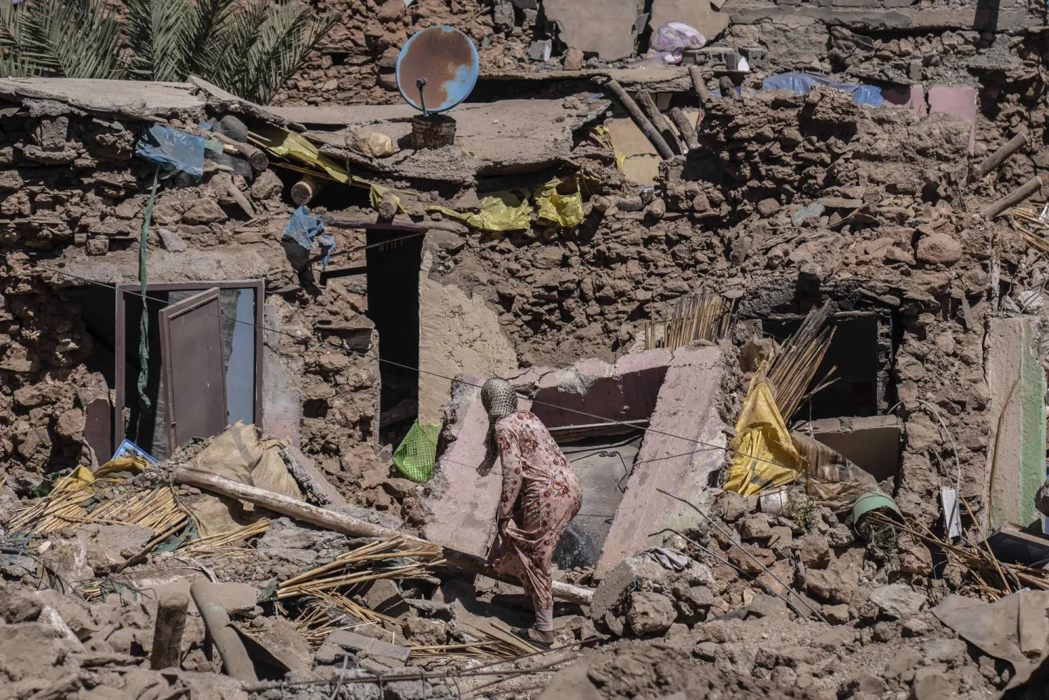 القرض سيخصص لمواكبة جهود إعادة الإعمار بعد الزلزال العنيف الذي ضرب بعض مناطق المغرب (أ.ب)