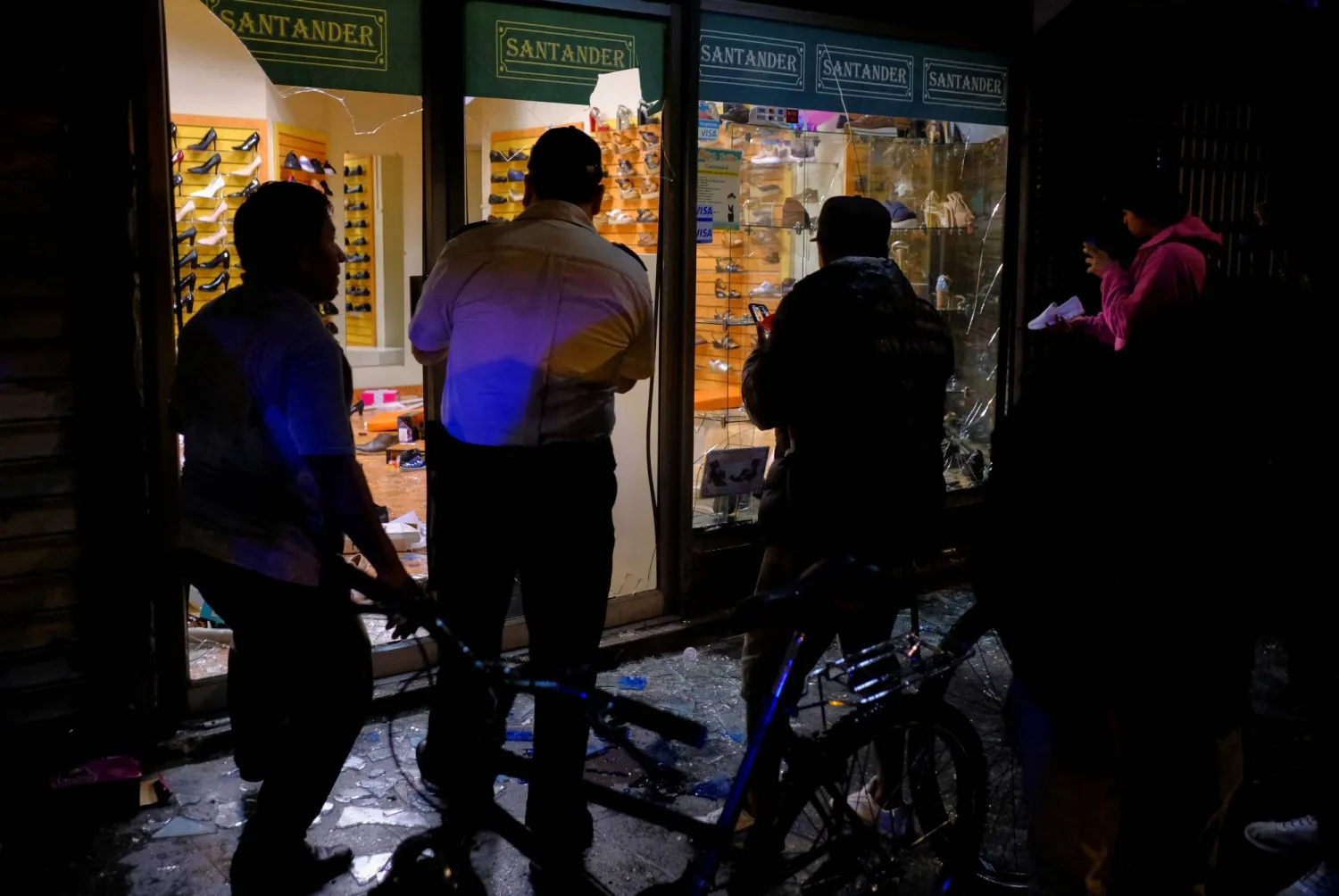 متجر تعرض للنهب (أرشيفية - رويترز)