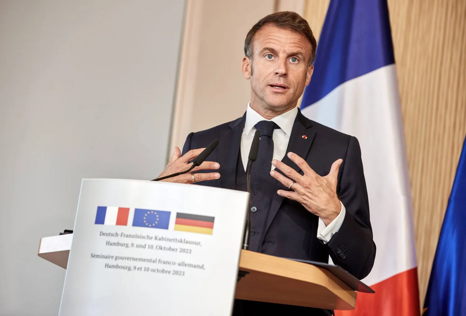 الرئيس إيمانويل ماكرون في مؤتمر صحافي في مدينة هامبورغ الألمانية يوم 10 أكتوبر (أ.ف.ب)