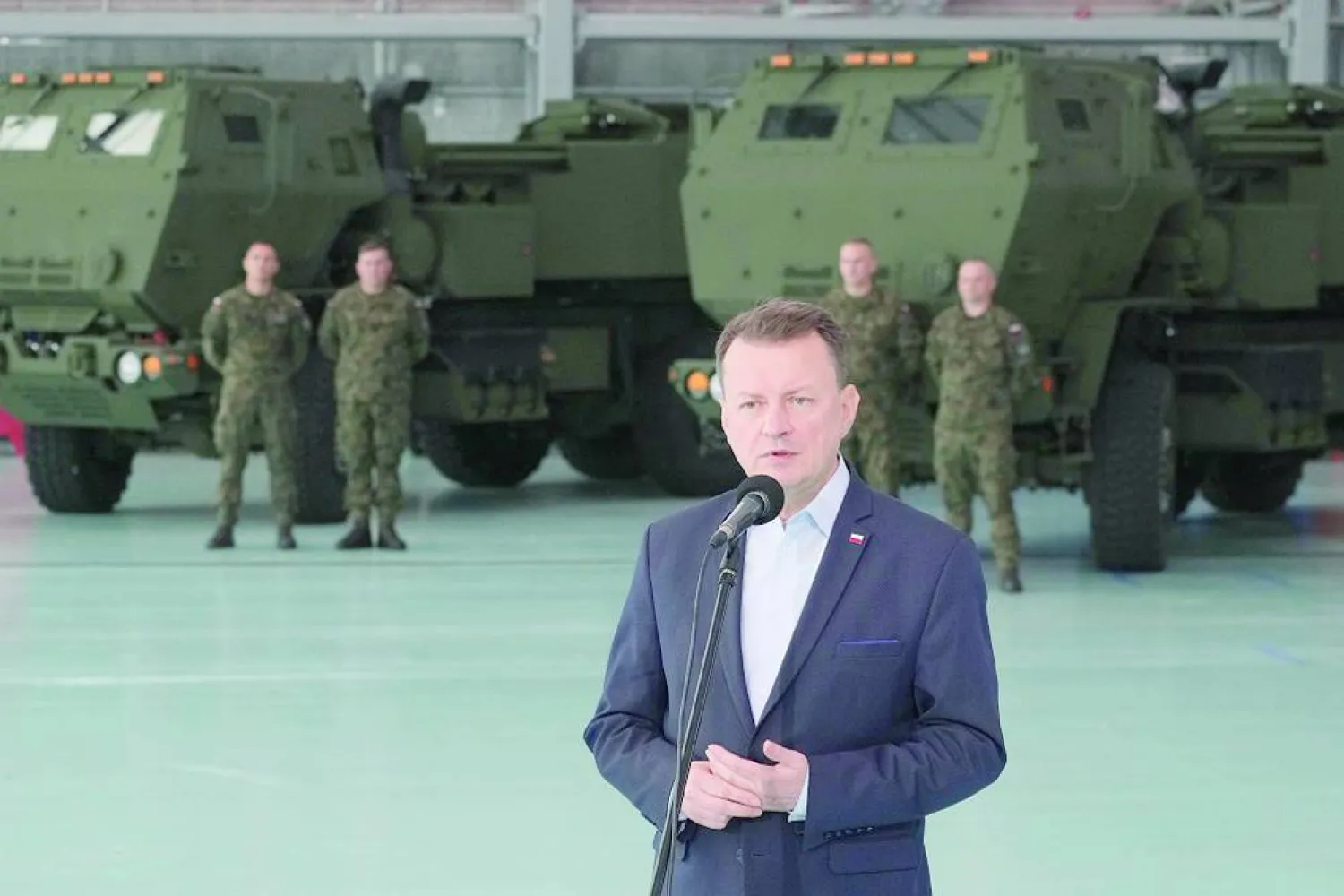 وزير الدفاع البولندي أمام شحنة من الصواريخ الأميركية في قاعدة جوية في بولندا (أ.ب)