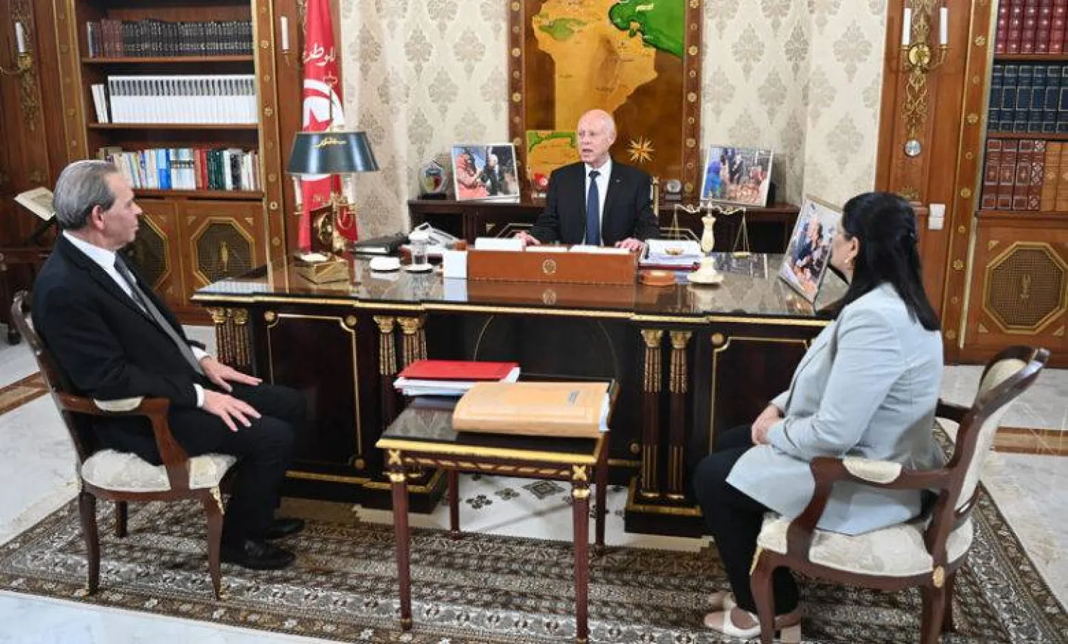 الرئيس سعيد خلال لقائه مع رئيس الحكومة ووزيرة المالية (الرئاسة) 