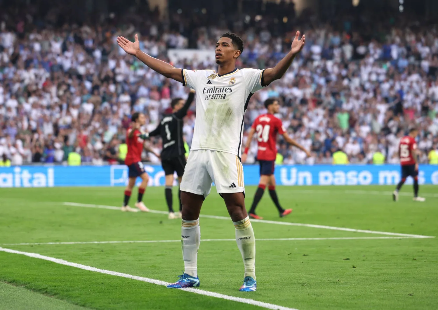 خطف بيلينغهام  قلوب وعقول أنصار ريال مدريد منذ انتقاله للنادي الملكي هذا الصيف (رويترز)