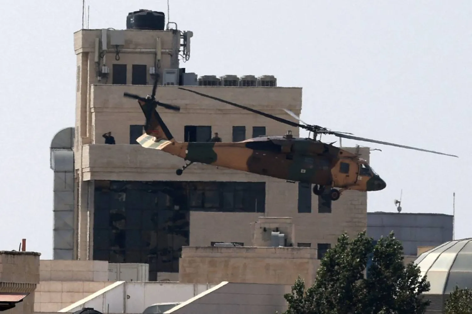 مروحية عسكرية أردنية تقل الرئيس الفلسطيني محمود عباس من مدينة رام الله إلى الأردن حيث عقد اجتماعات رسمية الخميس (أ.ف.ب)