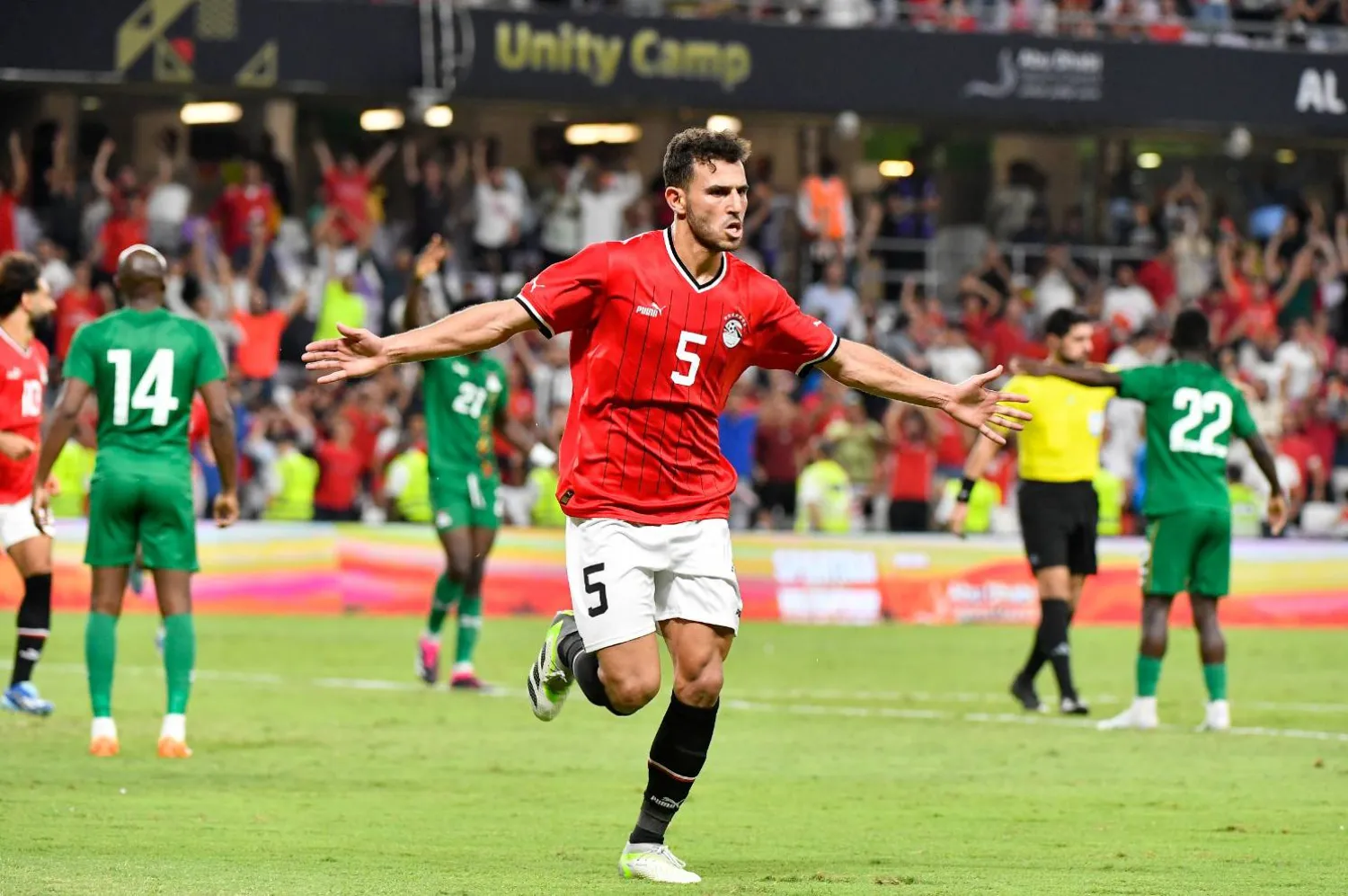 فرحة حمدي فتحي لاعب مصر بهدفه القاتل خلال مواجهة زامبيا الودية (الشرق الأوسط)