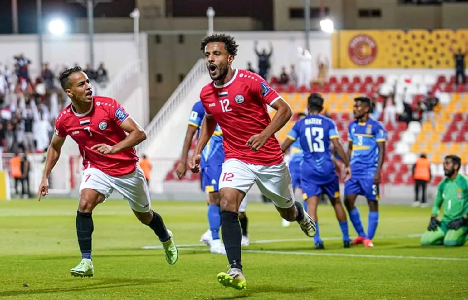 فرحة لاعبي اليمن بأحد أهدافهم الثلاثة على سيريلانكا (الشرق الأوسط)