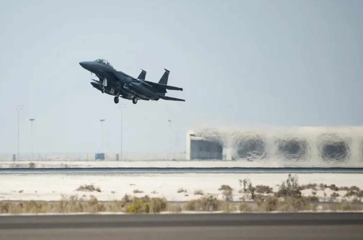 أرشيفية لمقاتلة أميركية تقلع من قاعدة الظفرة