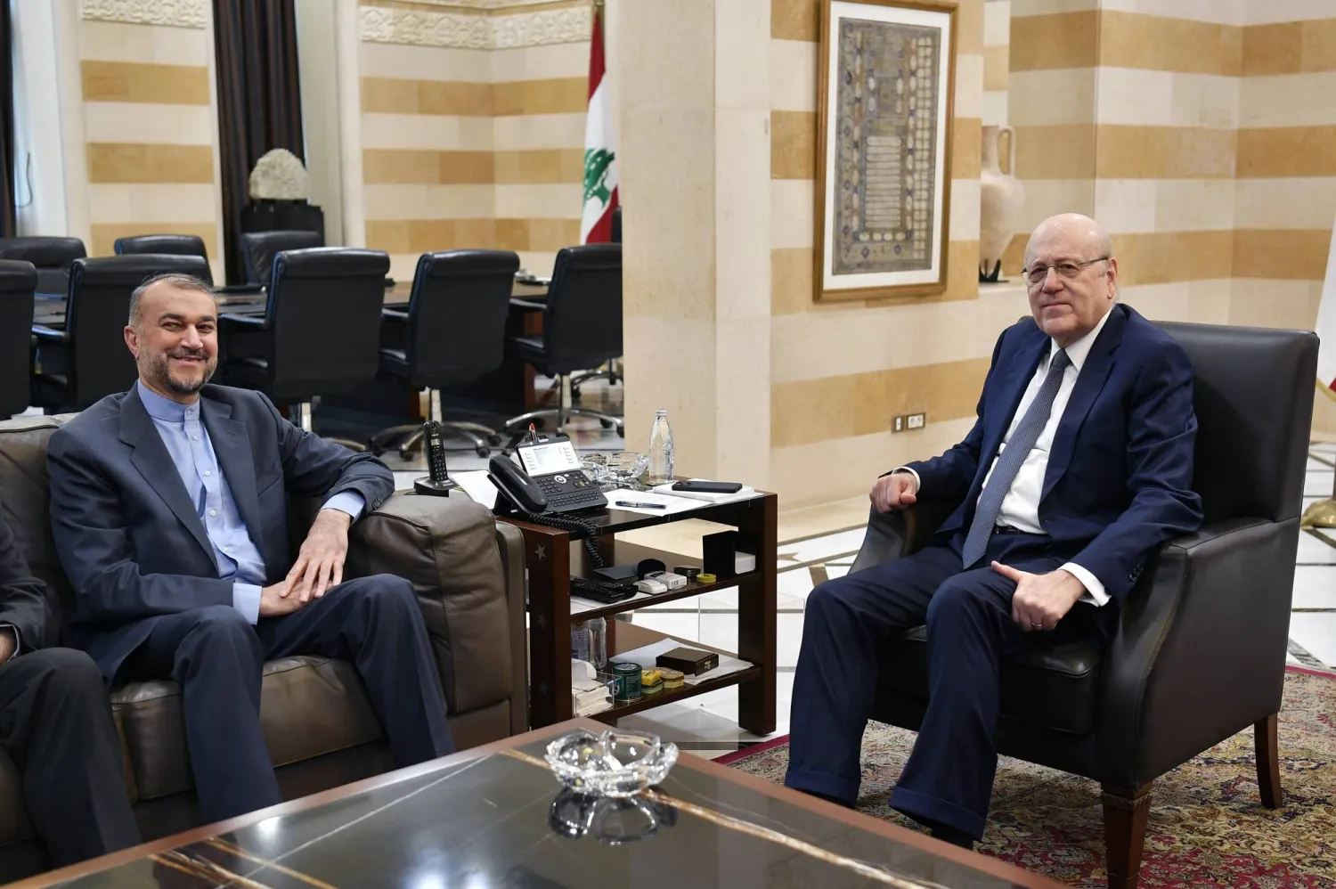 رئيس حكومة تصريف الأعمال في لبنان نجيب ميقاتي يلقي وزير خارجية إيران حسين أمير عبداللهيان في بيروت (إ.ب.أ)