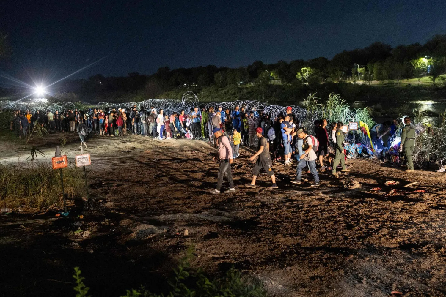 Representation photo: Immigrants arrive to the United States after crossing the US-Mexico border early on September 29, 2023 in Eagle Pass, Texas. John Moore/Getty Images/AFP 
