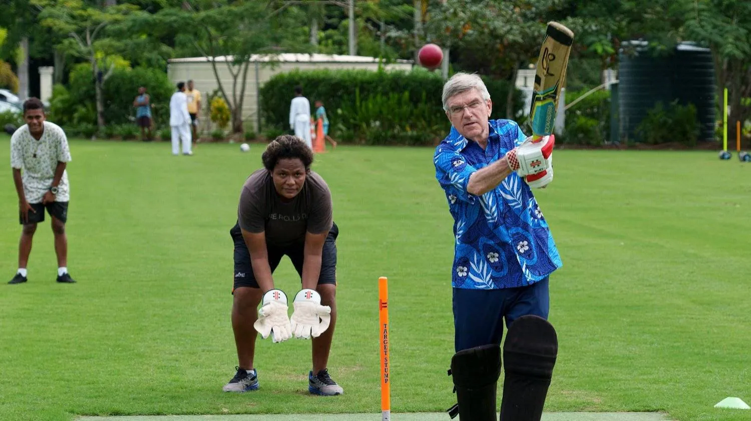 توماس باخ رئيس اللجنة الأولمبية الدولية يمارس لعبة الكريكيت خلال زيارته الهند قبل عام (الأولمبية الدولية)