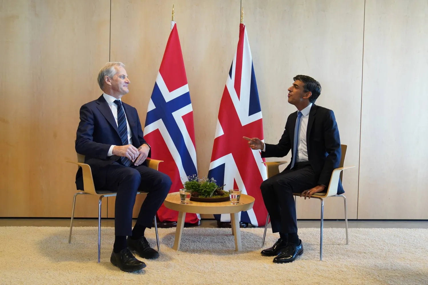 اجتماع ثنائي بين سوناك ورئيس وزراء النرويج جوناس غار ستور في جزيرة غوتلاند في بحر البلطيق بالسويد (د.ب.أ)