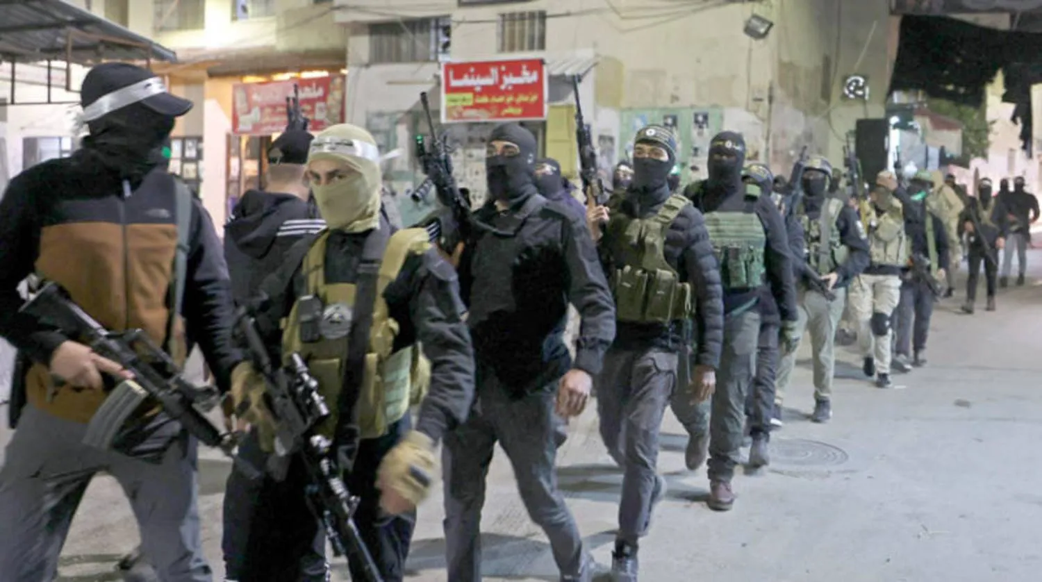 استعراض لكتائب فلسطينية بينها «القسام» في مخيم جنين (أرشيفية - أ.ف.ب)