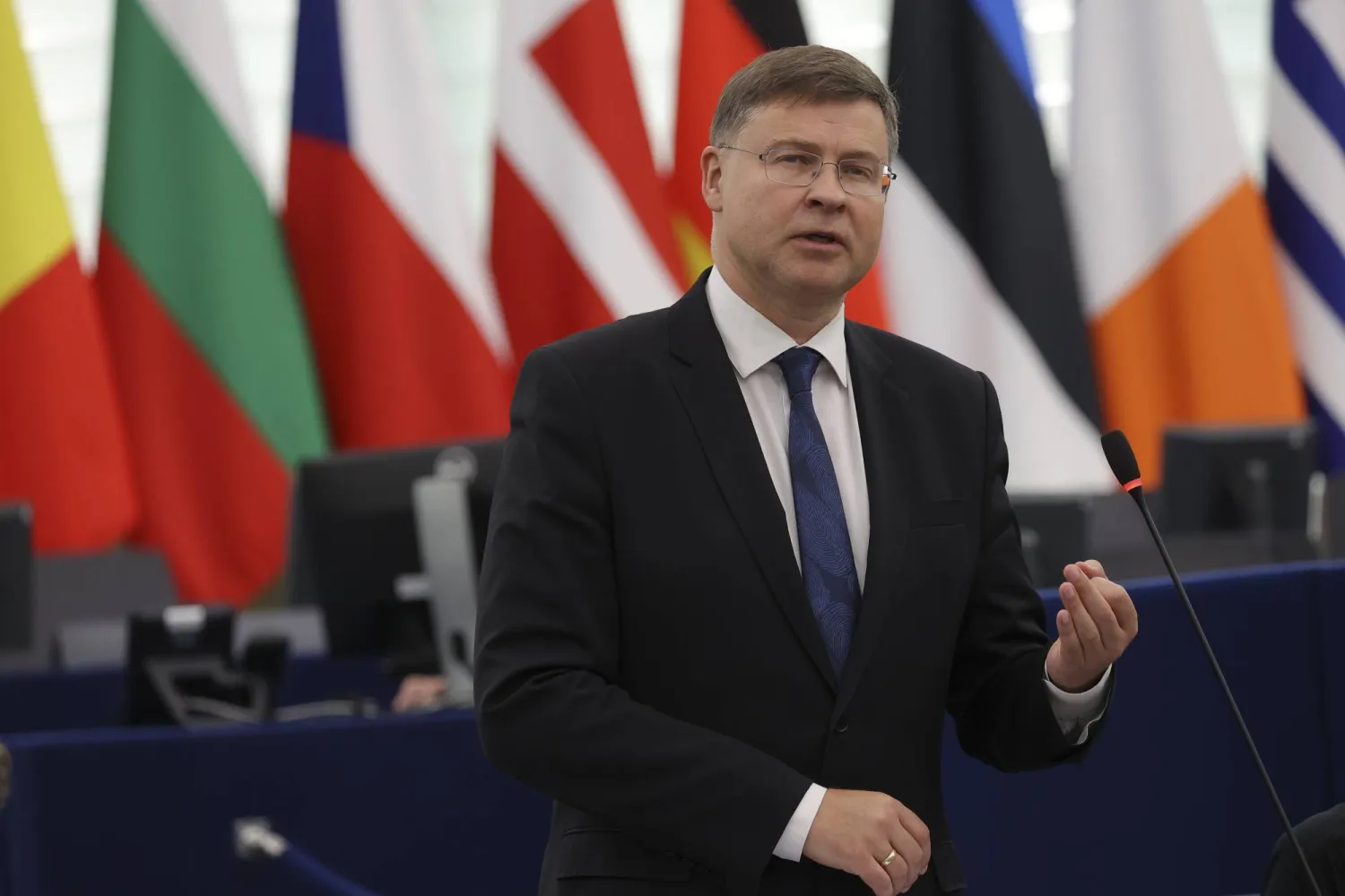 نائب الرئيس التنفيذي للمفوضية الأوروبية فالديس دومبروفسكيس (إ.ب.أ)