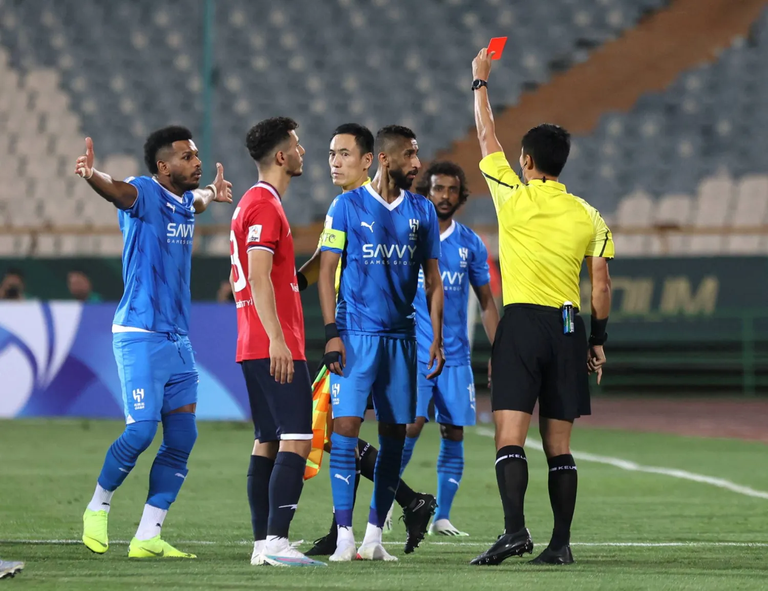 لحظة إشهار الحكم بطاقة حمراء للفرج وللاعب نساجي أمير محمد (رويترز)