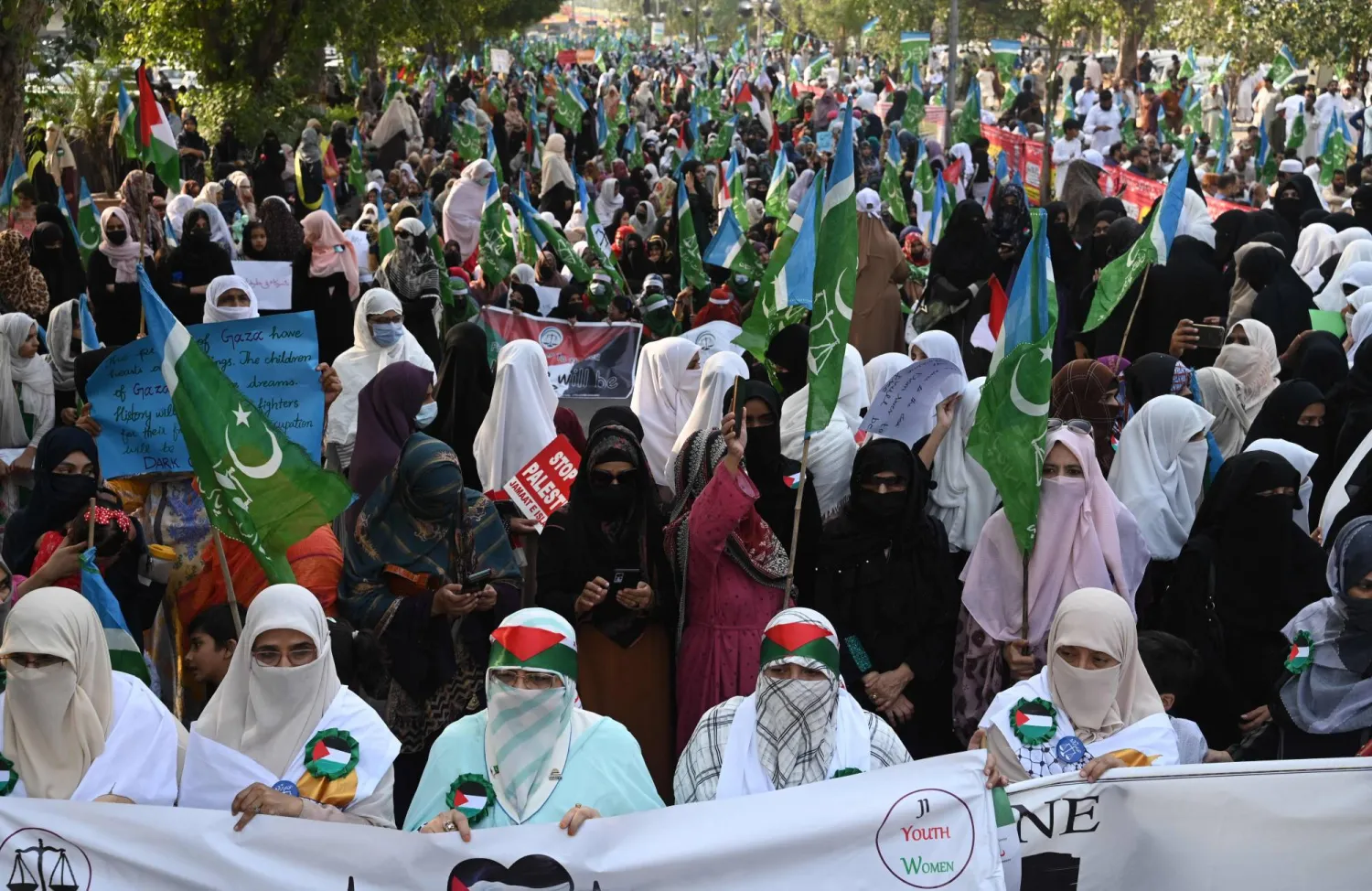 أنصار «الحزب السياسي الإسلامي الباكستاني» «الجماعة الإسلامية» يشاركون في مسيرة لإظهار التضامن مع الفلسطينيين في لاهور بباكستان في 13 أكتوبر 2023 (أ.ف.ب)