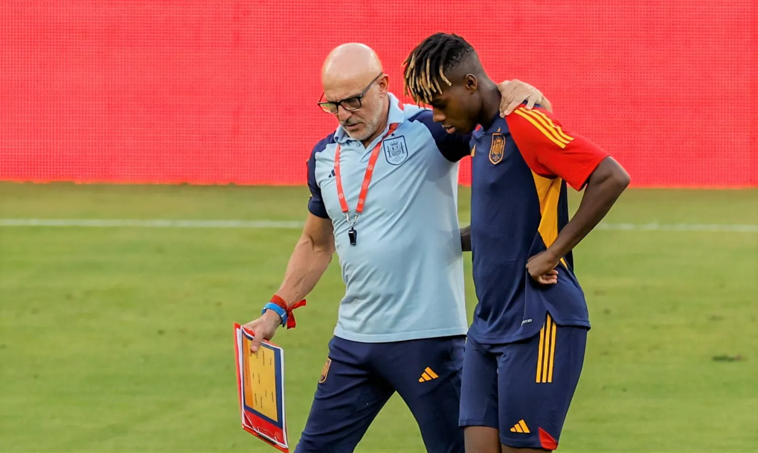 المدرب لويس دي لا فوينتي في حديث جانبي مع نيكو ويليامز في جلسة تدريبية (إ.ب.أ)