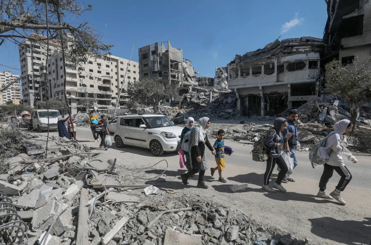 سكان مدينة غزة يبدأون في الإخلاء بعد تحذير إسرائيلي من زيادة العمليات العسكرية في القطاع (إ.ب.أ)