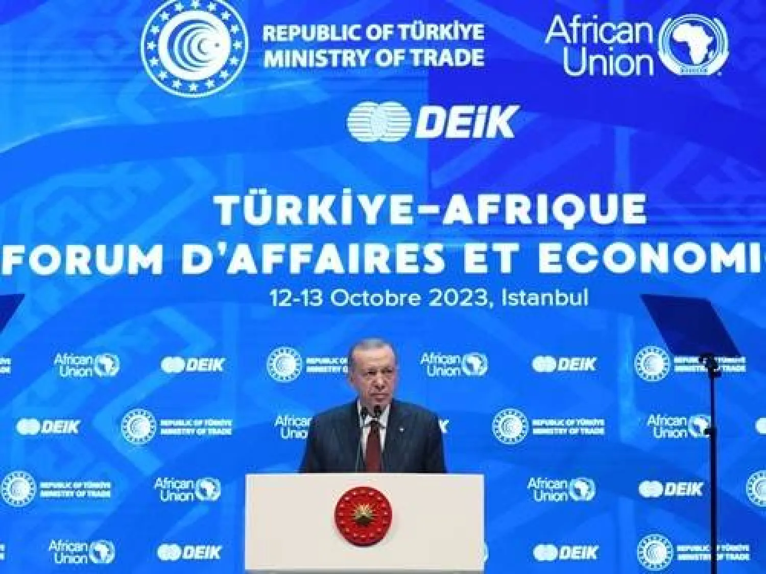 إردوغان متحدثاً أمام منتدى تركيا وأفريقيا الاقتصادي في إسطنبول الجمعة (الرئاسة التركية)