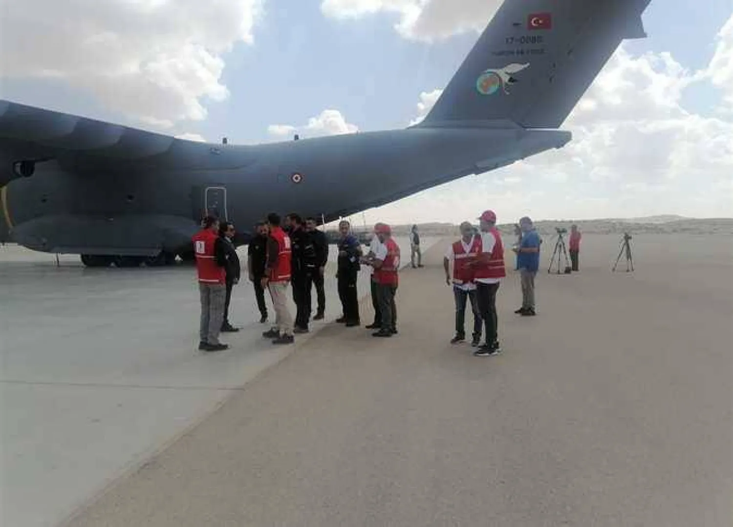 الطائرة التركية التي تحمل مواد إغاثية لسكان قطاع غزة عقب وصولها إلى مطار العريش (الهلال الأحمر المصري)