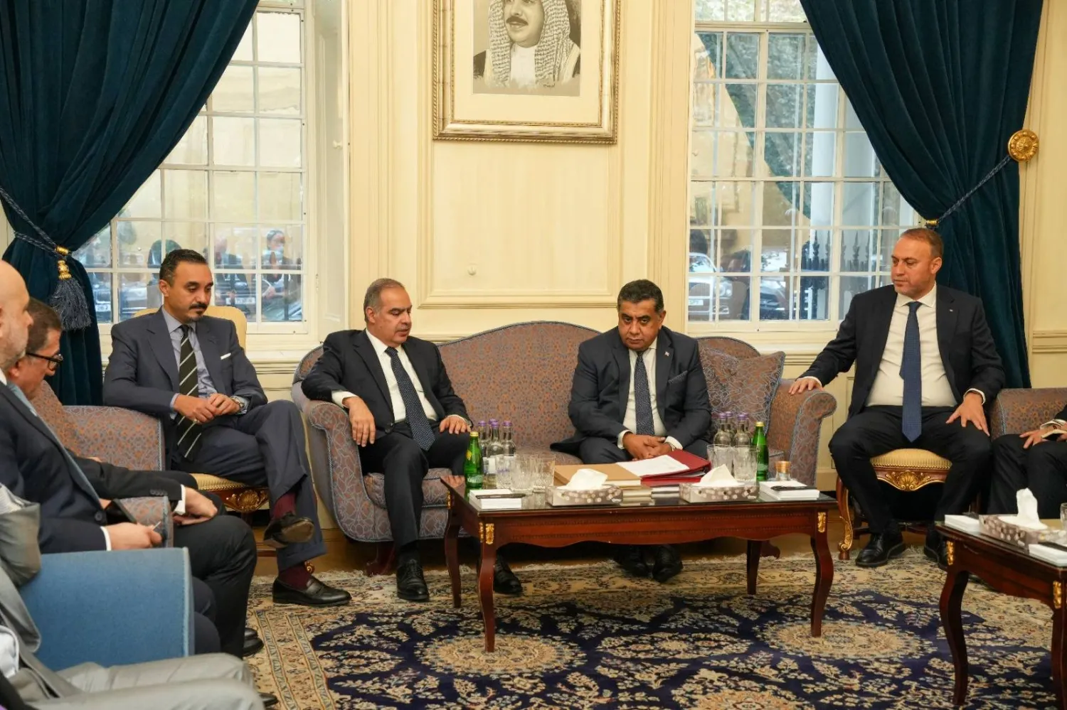 سفراء الدول العربية خلال اجتماعهم مع وزير الدولة البريطاني لشؤون الشرق الأوسط وشمال أفريقيا (الشرق الأوسط)