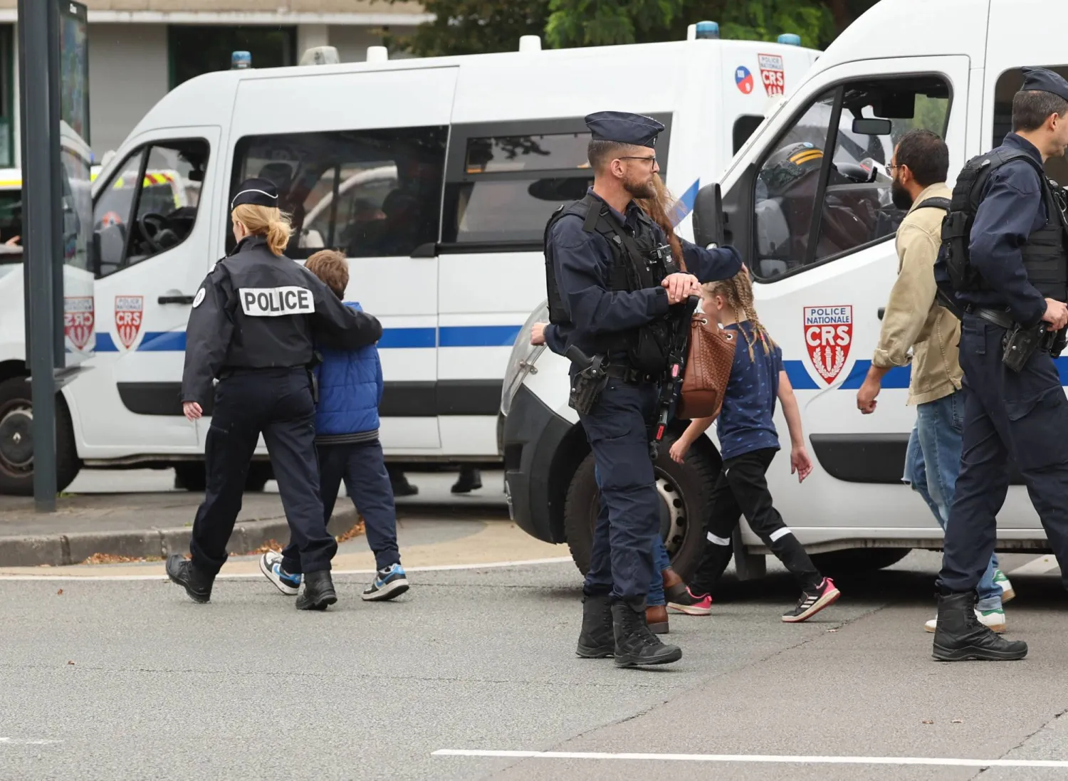 أفراد من الشرطة الفرنسية قرب مدرسة غامبيتا الثانوية في أراس بشمال شرقي فرنسا بعد مقتل مدرس وإصابة شخصين آخرين بجروح خطيرة في هجوم بسكين (أ.ف.ب)