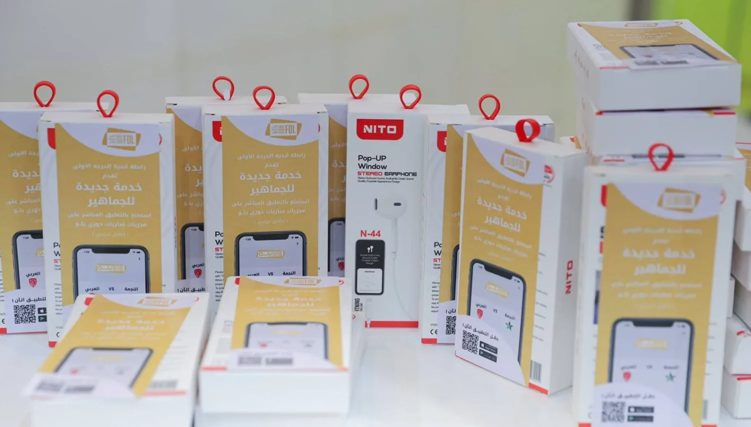 السماعات تتميز بتقنية الصوت اللاسلكية لتسهيل استخدامها وتوفير حرية الحركة للمشجعين (الشرق الأوسط)