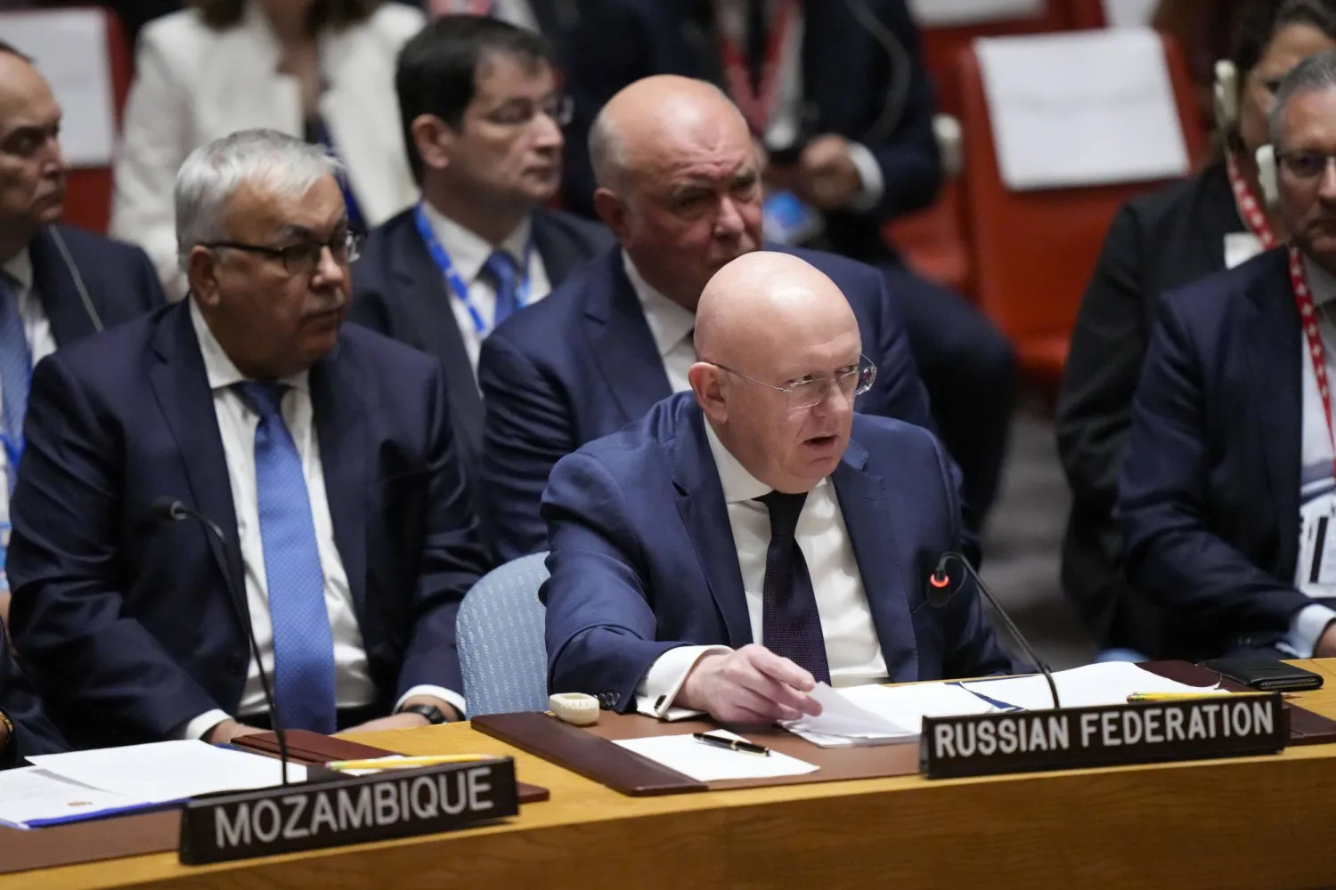 مندوب روسيا الدائم لدى الأمم المتحدة فاسيلي نيبينزيا يتحدث خلال اجتماع لمجلس الأمن في نيويورك (أ.ب)