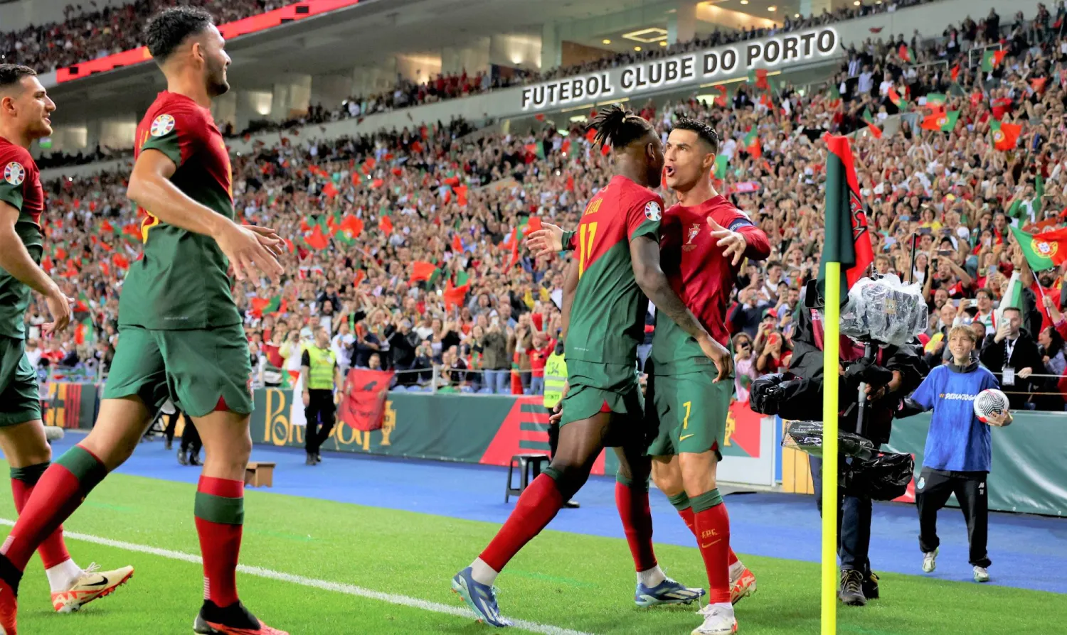 رونالدو يحتفل مع زملائه بهدفه في شباك سلوفاكيا (أ.ب)