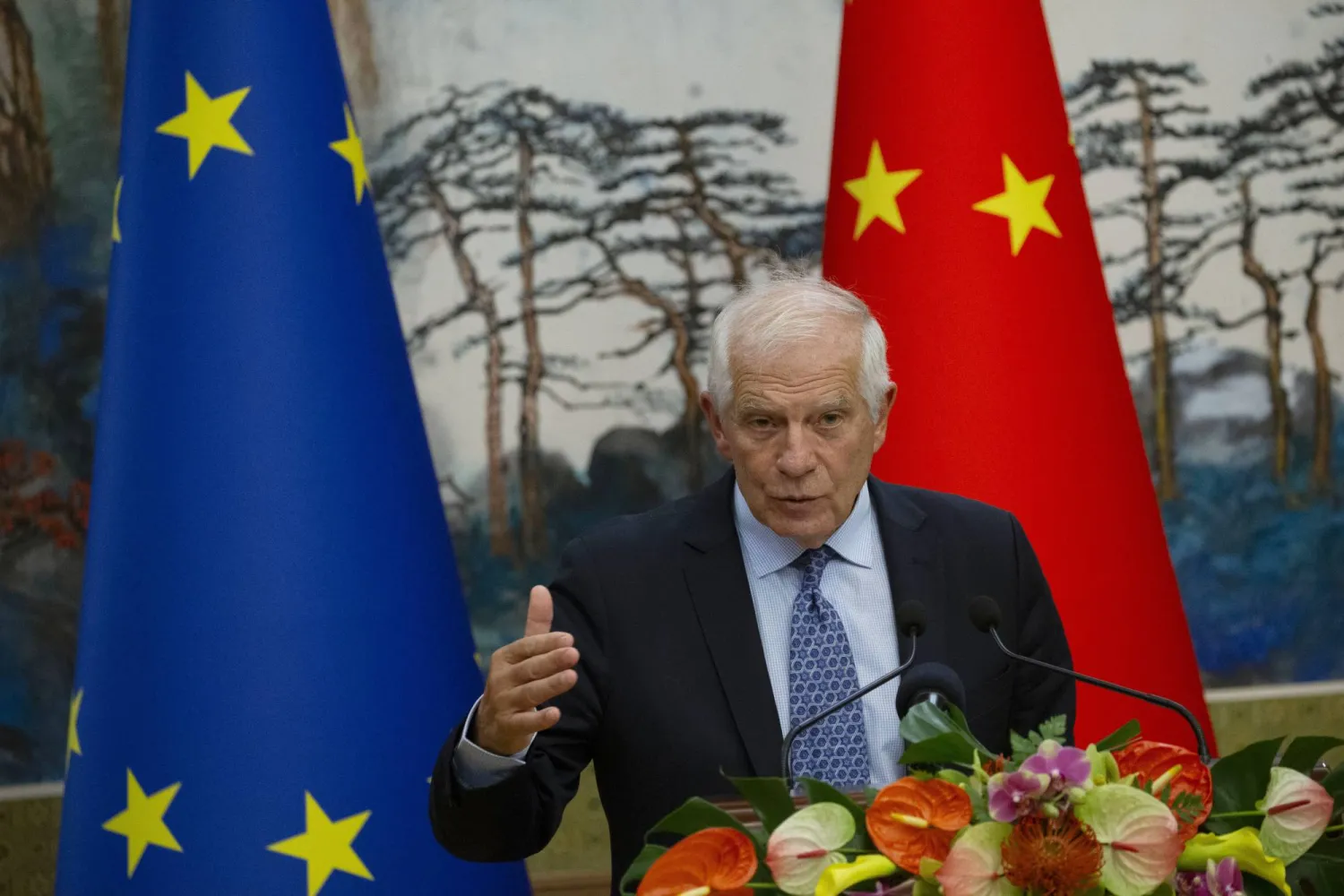 الممثل الأعلى للسياسة الخارجية بالاتحاد الأوروبي جوزيب بوريل يتحدث خلال مؤتمر صحافي في بكين 13 أكتوبر 2023 (رويترز)