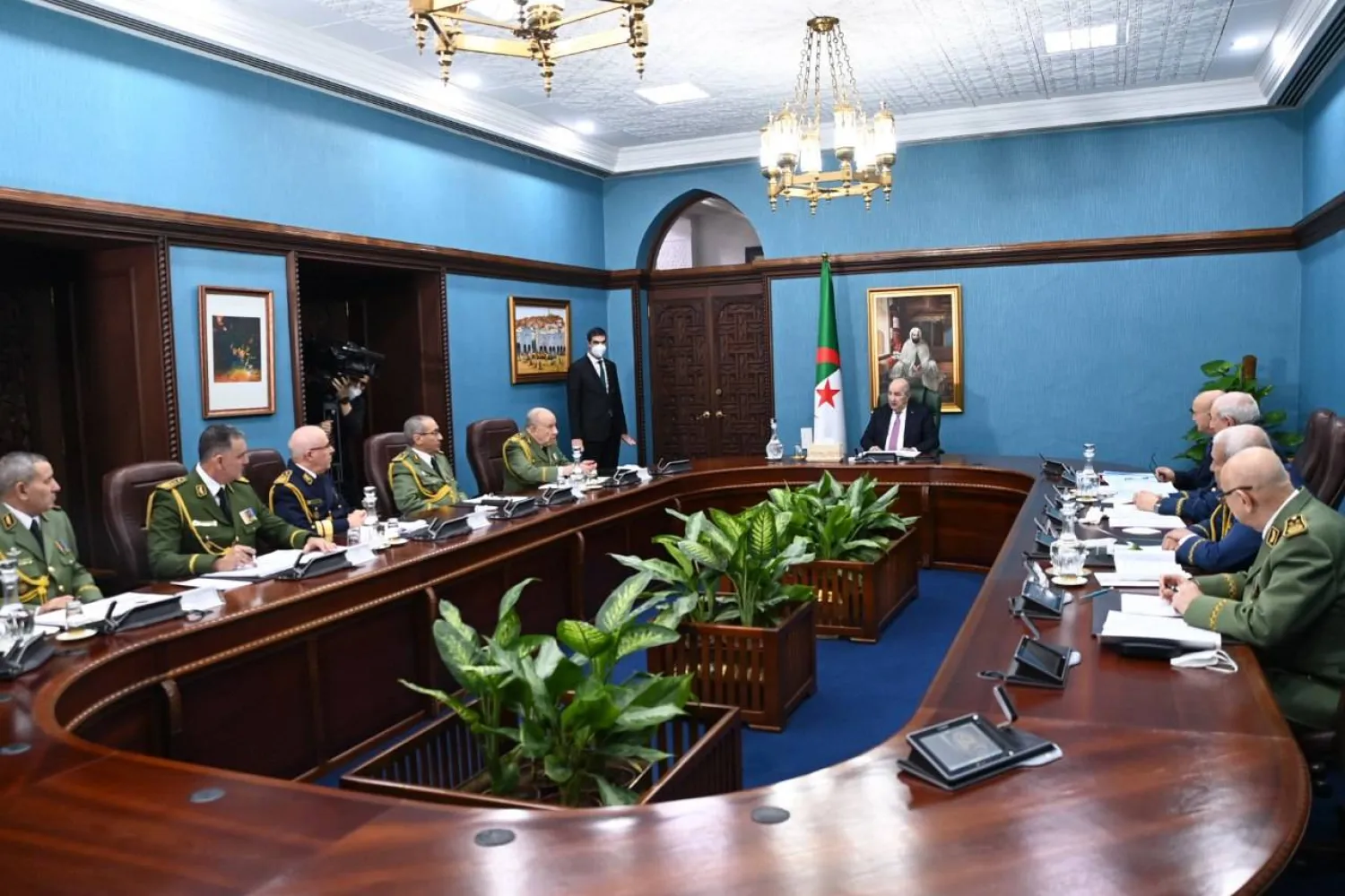 أحد اجتماعات مجلس الأمن برئاسة رئيس البلاد مع أطر عسكرية لبحث الوضع الأمني بالبلاد (الرئاسة)