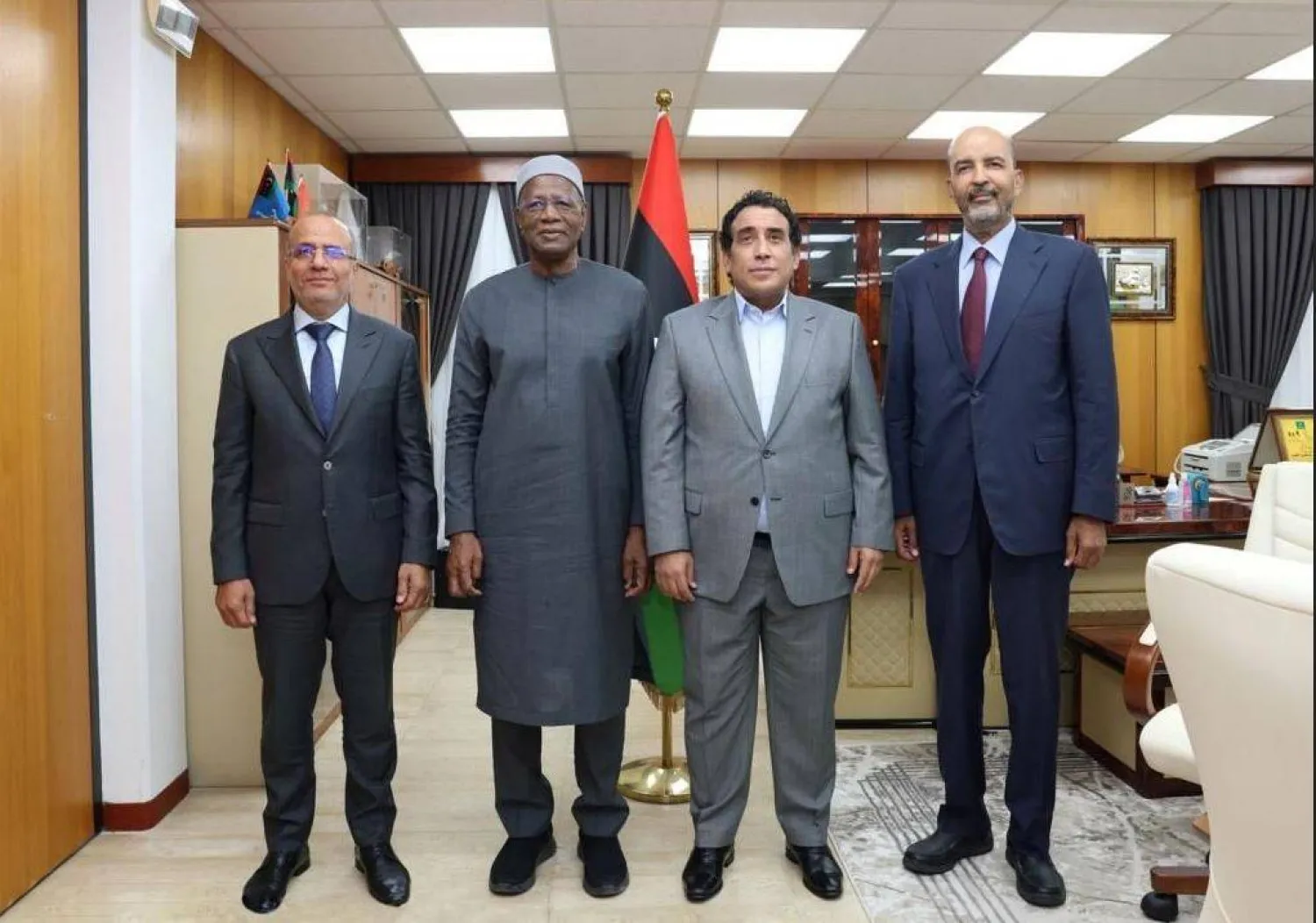 باتيلي يتوسط رئيس وعضوي المجلس الرئاسي الليبي (البعثة الأممية)