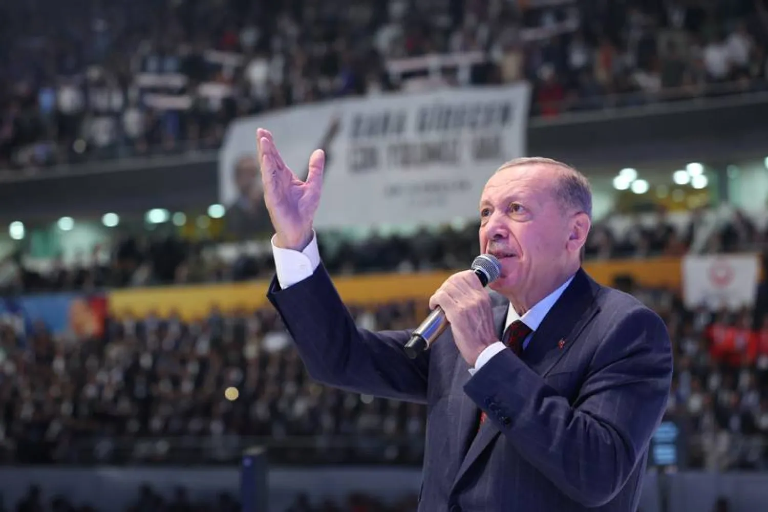 إردوغان خلال مشاركته في المؤتمر العام الاستثنائي الرابع لحزب «العدالة والتنمية» في أنقرة (الرئاسة التركية)