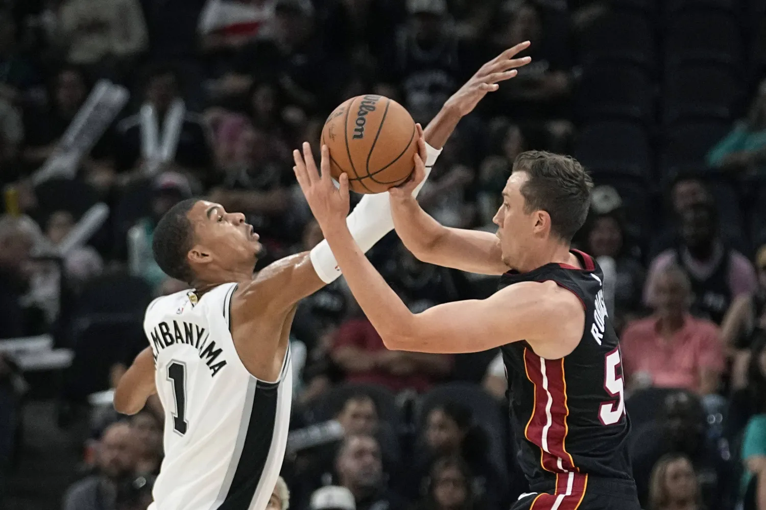 فيكتور ويمبانياما في صراع على الكرة (أ.ب)