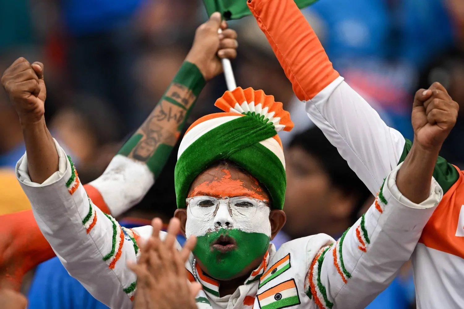 مشجع هندي في مباراة للكريكيت رسم وجهه بلون علم بلاده (أ.ف.ب)