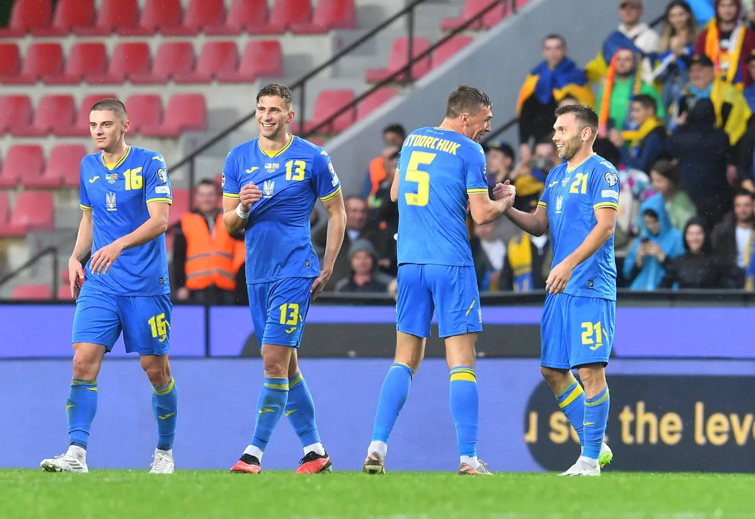 الأوكراني كاراييف يحتفل مع زملائه بهدفه في شباك مقدونيا الشمالية (أ.ف.ب)