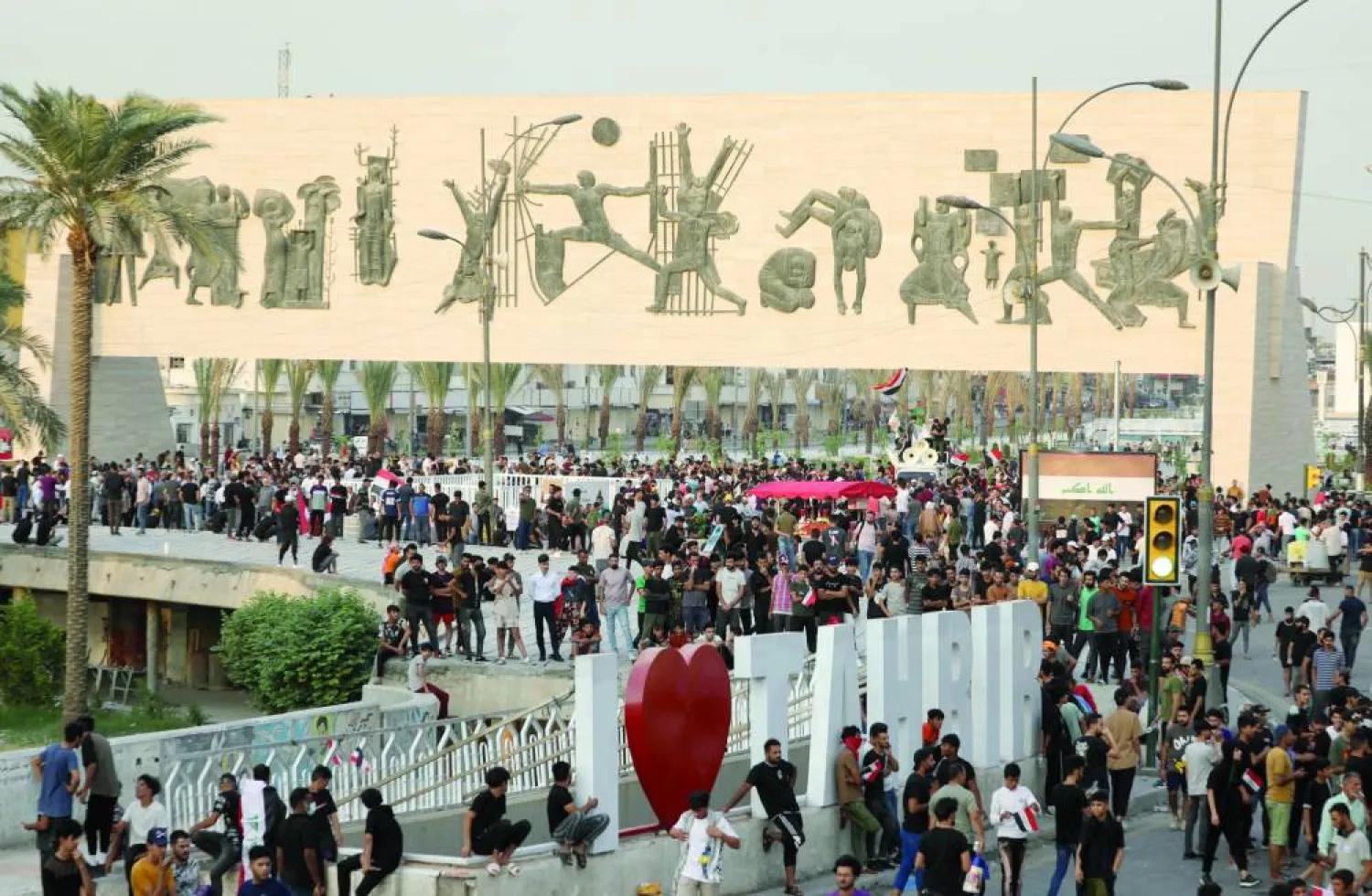 مئات العراقيين تظاهروا ضد الفساد في الماضي (إ.ب.أ)