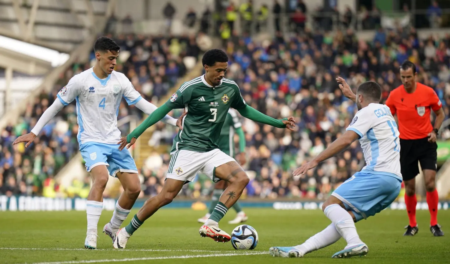 جانب من مواجهة منتخب ايرلندا الشمالية نظيره سان مارينو في التصفيات المؤهلة لكأس أمم أوروبا (د.ب.أ)