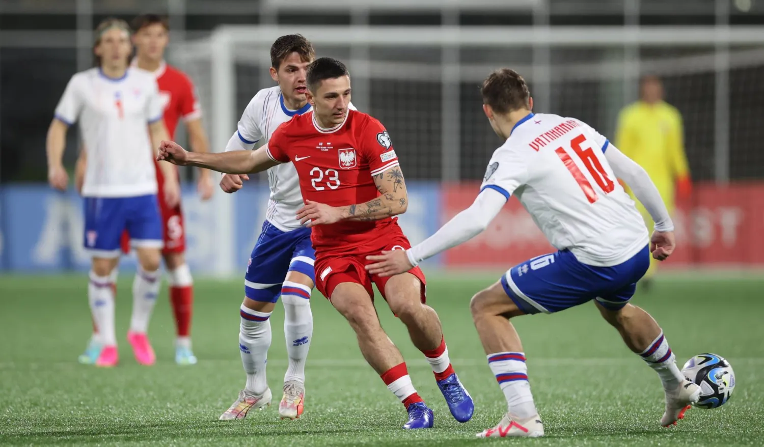 جانب من مواجهة بولندا وجزر فارو التي أقيمت الخميس وانتهت بفوز الضيوف بثنائية (إ.ب.أ)