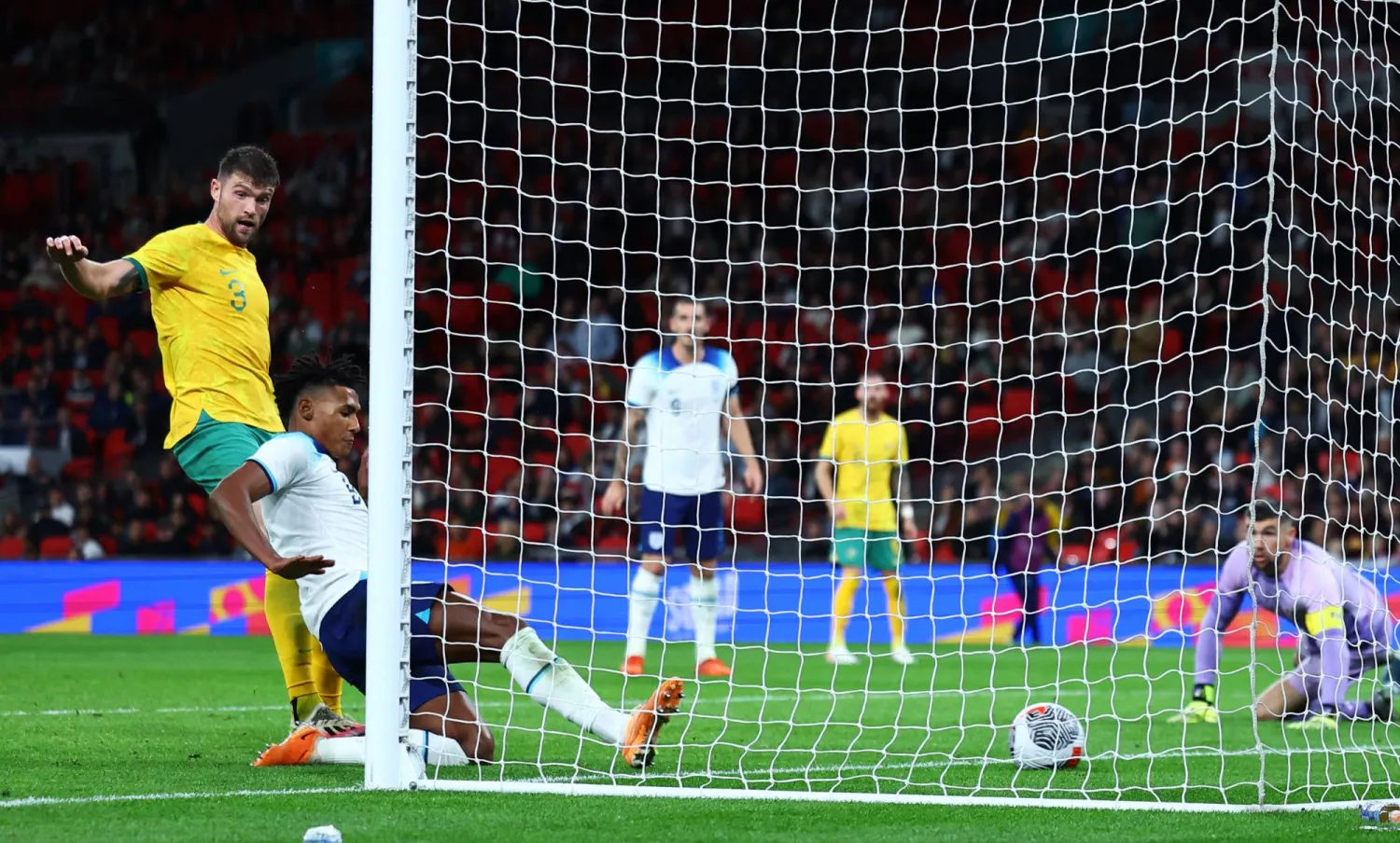 واتكينز (يسار) يسجل هدف فوز إنجلترا في مرمى أستراليا ودياً (رويترز)